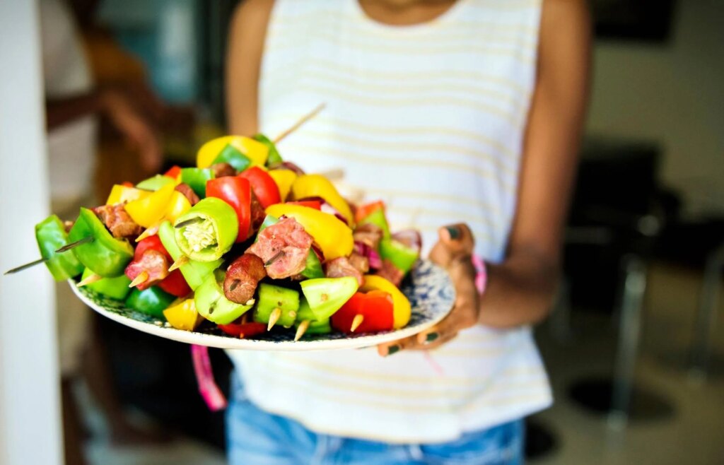 Comment perdre du poids sans compter les calories et sans avoir faim ? La leçon des régimes « végétariens »