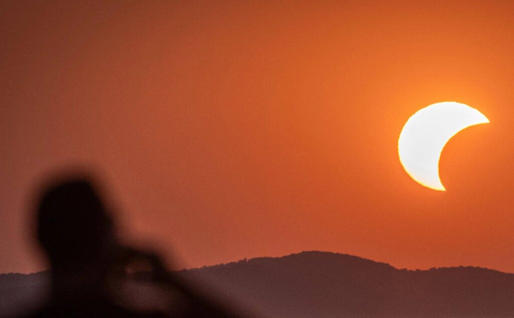 Eclipse, 7 aux urgences de l'hôpital ophtalmique de Rome : "Ils risquent d'endommager la rétine"