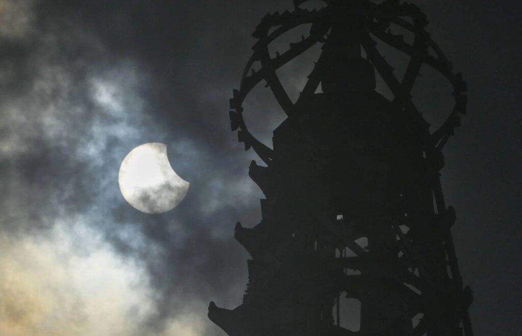 Eclipse solaire, faites attention à vos yeux : "Les lunettes de soleil ne suffisent pas pour la regarder"