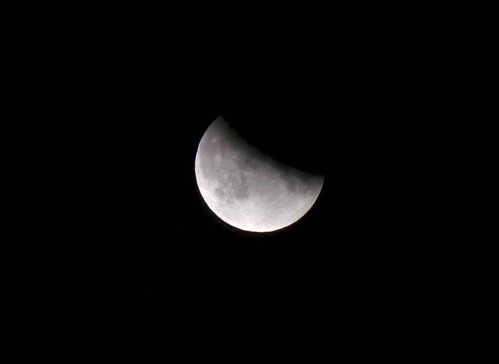 Éclipses lunaires, des hypothèses de Transylvanie aux micro-marées : de faux effets sur le corps