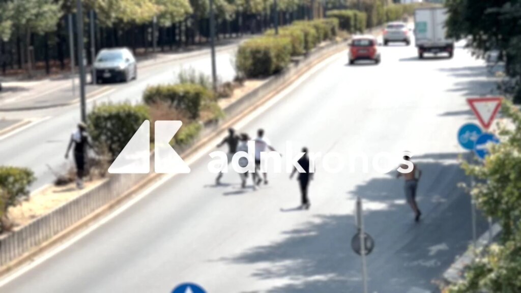 Far west à Milan, bagarre avec bars et bouteilles au centre : chaos parmi les voitures – Vidéo