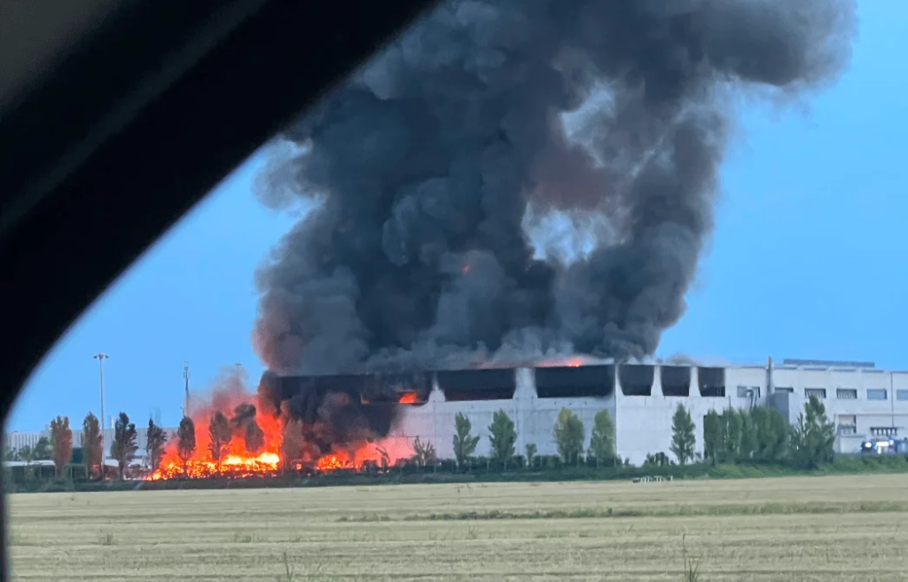 Grand incendie à Finale Emilia, entrepôt industriel en feu. L'Autorité Sanitaire Locale : « Fenêtres fermées et climatiseurs éteints »