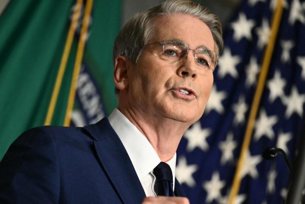 Iran, Bessent : « Ceux qui blanchissent de l'argent pour le compte de Téhéran devraient être exclus du système du dollar américain »