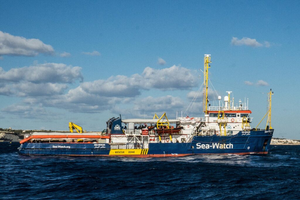 L'Italie arrête et inflige une amende à Sea Watch, une ONG attaque le gouvernement : "Nous ne collaborons pas avec des criminels, n'est-ce pas ?"