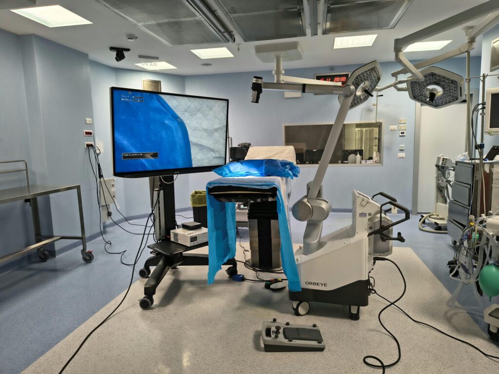 Latina, le microscope numérique 3D 4K arrive au service de neurochirurgie de l'hôpital Goretti