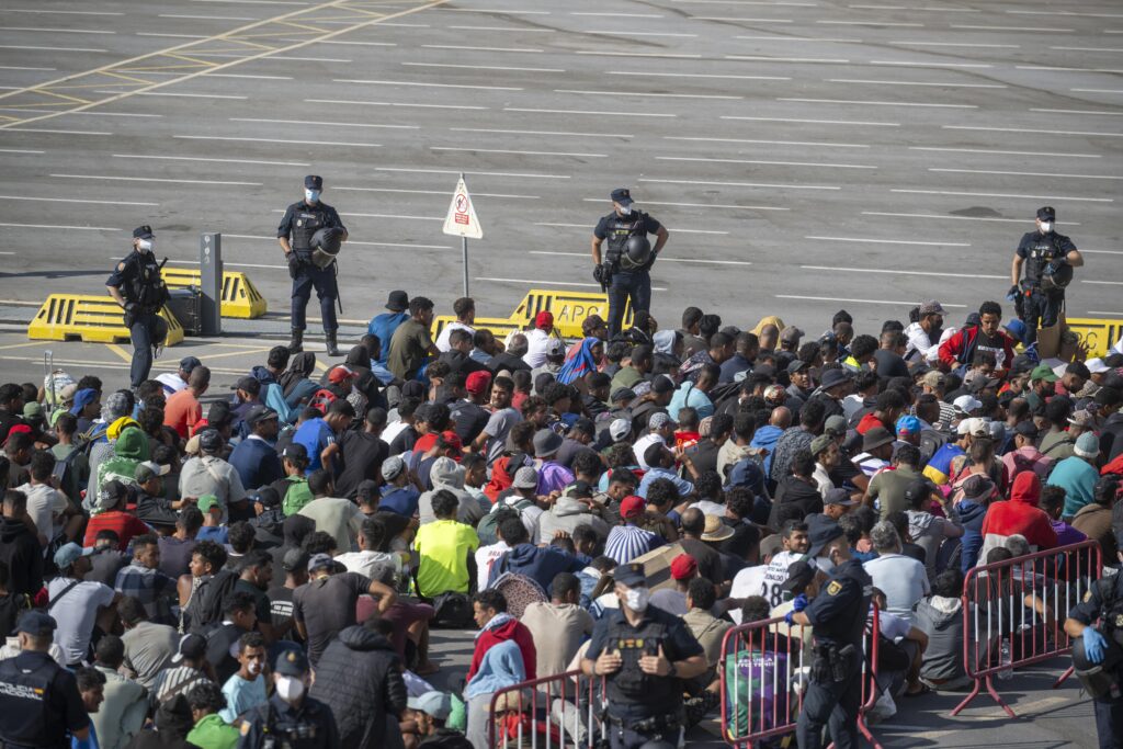 Les migrants, les Pays-Bas et l'Irlande entament le processus de transfert vers l'Italie. Meloni : « Avec de nouvelles règles plus simples, des rapatriements accélérés »