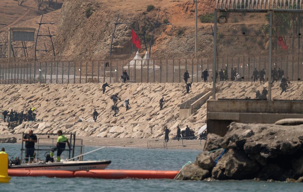 Maroc, tensions à la frontière : des dizaines de migrants arrêtés près de Ceuta