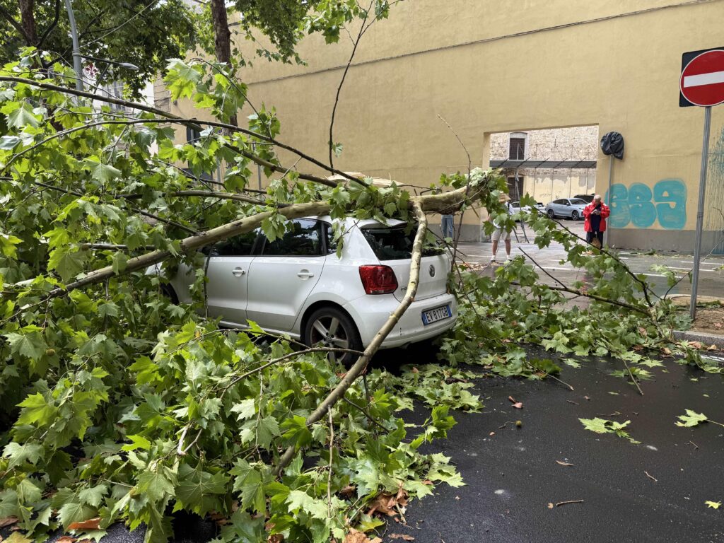 Mauvais temps sur la moitié de l'Italie avec avertissements de pluie et météo : glissements de terrain, inondations et désagréments. La Lombardie réclame l'état d'urgence