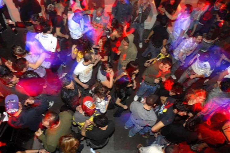 Milan, 19 ans, rapporte avoir quitté la discothèque : "Ils m'ont violée"