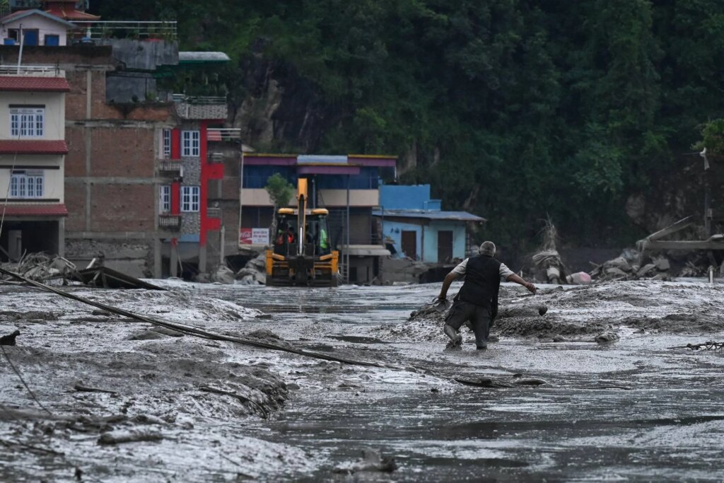 Népal, inondations à la frontière avec le Tibet : au moins 160 morts, plus de 400 disparus – Vidéo