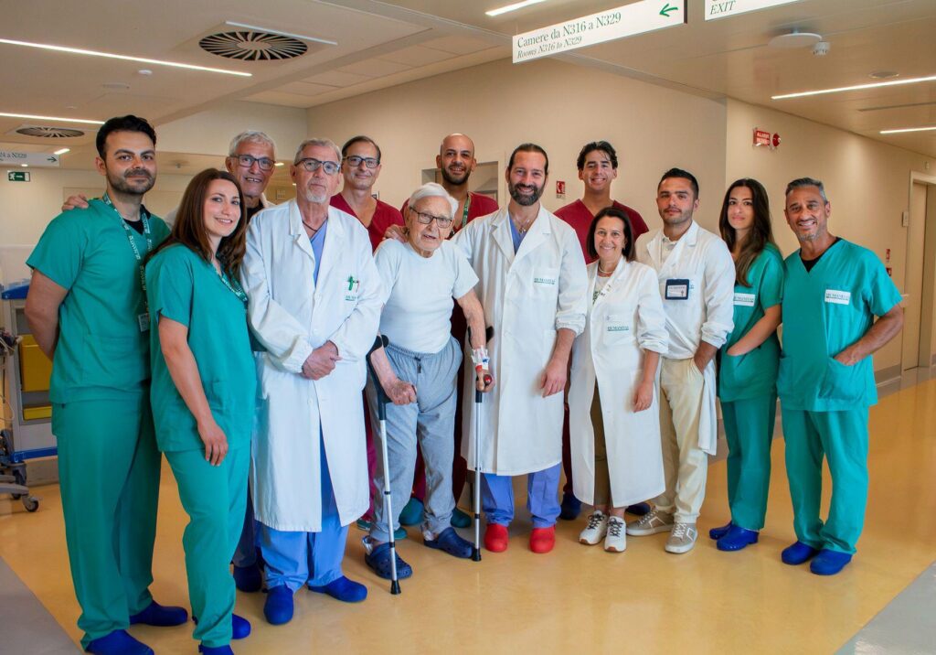 Opération record à Catane : Giuseppe à 98 ans remis sur pied avec une double prothèse de hanche en une seule opération