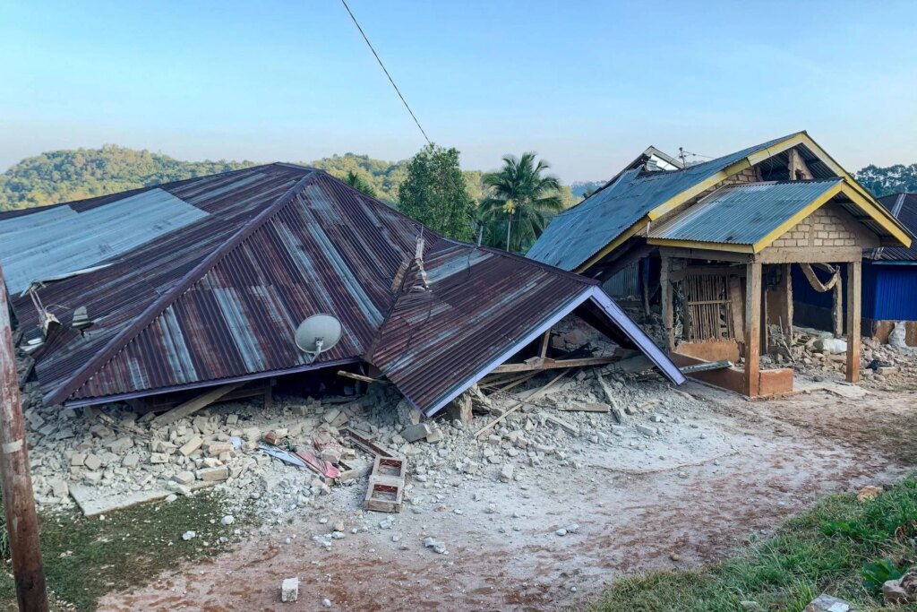 Séisme en Indonésie, séisme de magnitude 7,7 au large de l'île de Flores : des dizaines de morts. Puissant tremblement de terre à Sumatra