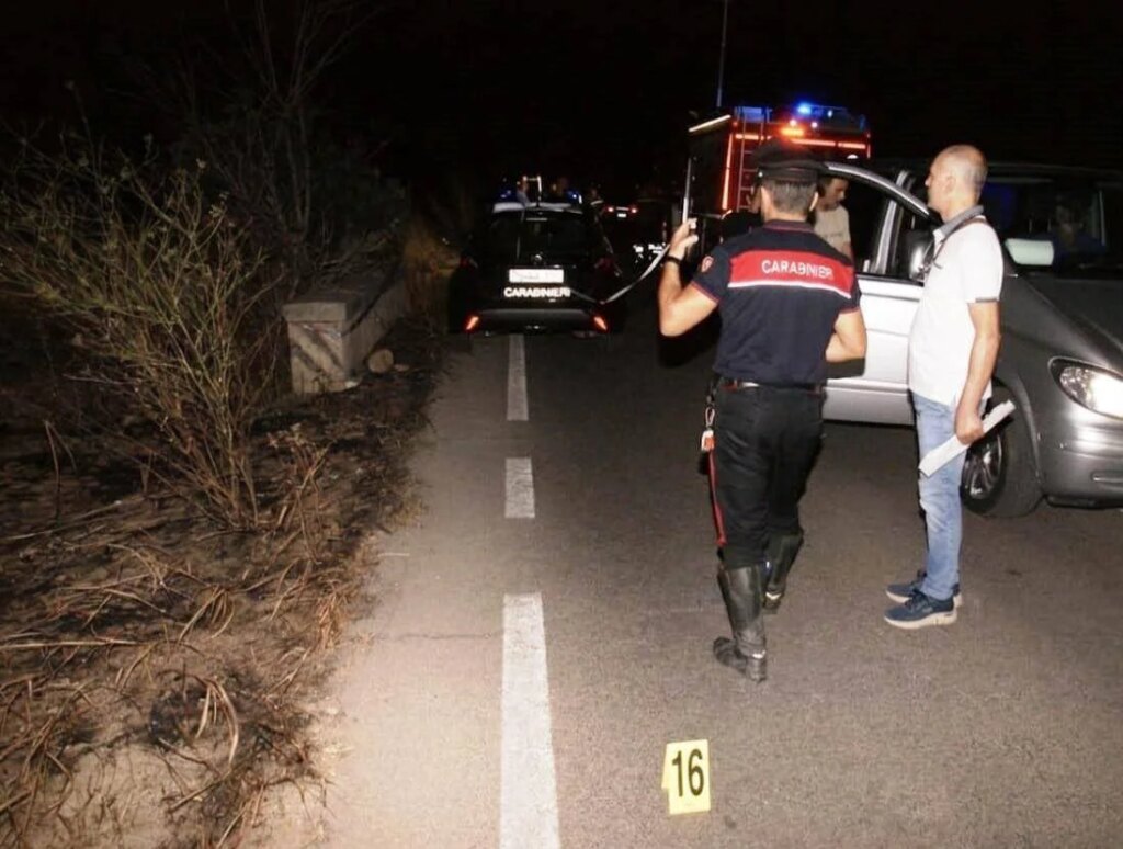 Un cycliste heurté et tué dans la région de Lecce, un jeune de 22 ans se rend au commissariat : "C'était moi"