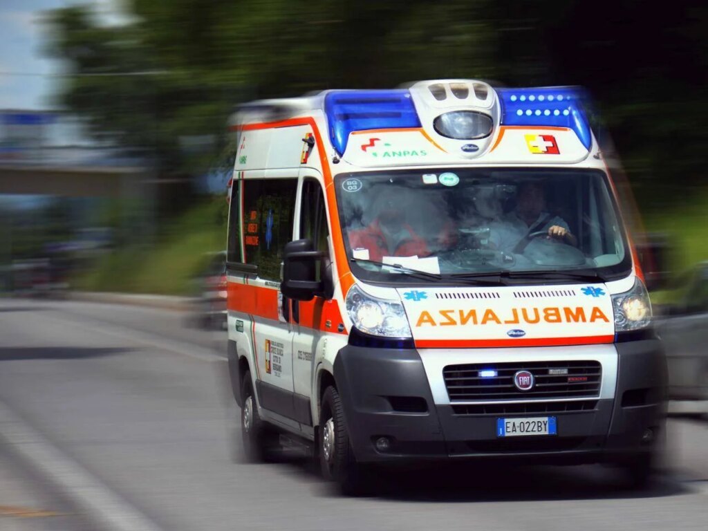 Une camionnette avec des ouvriers à son bord se renverse dans la région de Foggia, un mort et 8 blessés