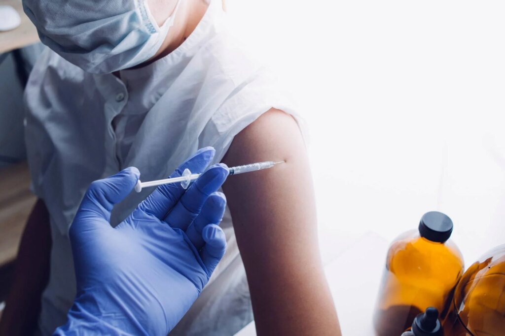 Vaccins pour les enfants, tout le monde contre Trump : "Il perdra la guerre contre les virus, le nouveau décret est une folie"