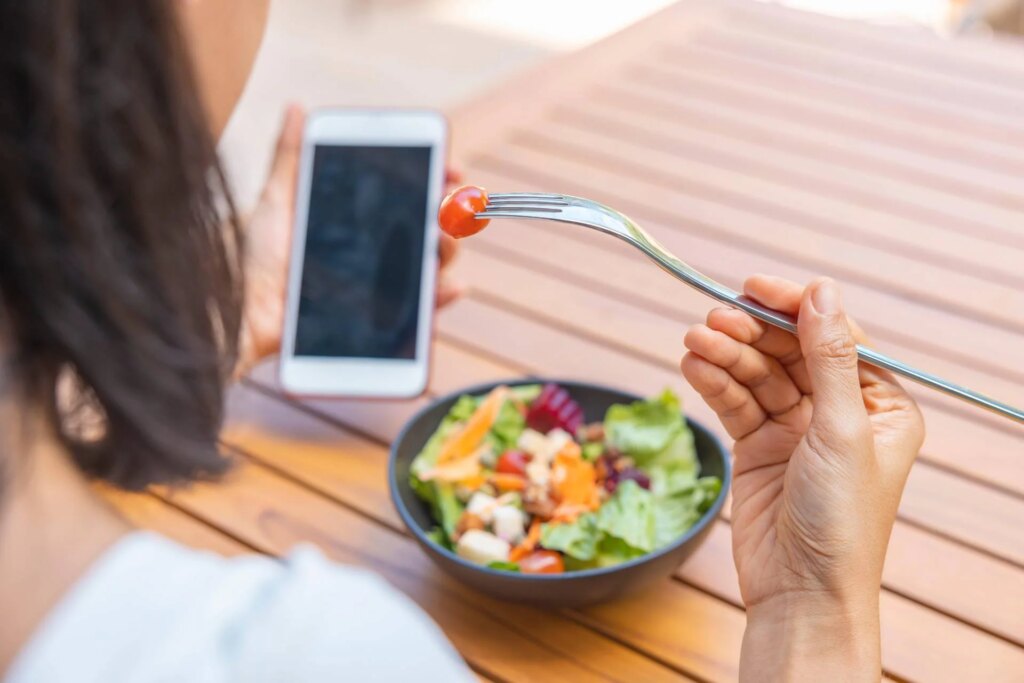 Après les vacances, gonflement et intestin « bloqué » ? Les experts démystifient le mythe de la désintoxication et expliquent quoi faire