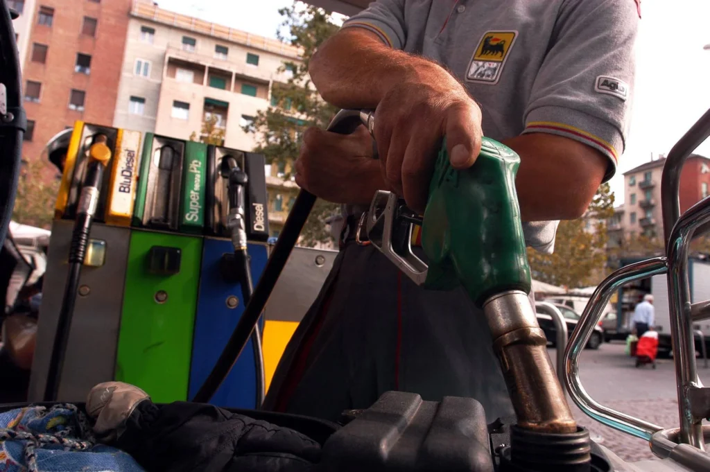Carburant, prix qui montent en flèche : les nouvelles accises commencent aujourd'hui. Eni fixe le plafond pour l'essence et le diesel