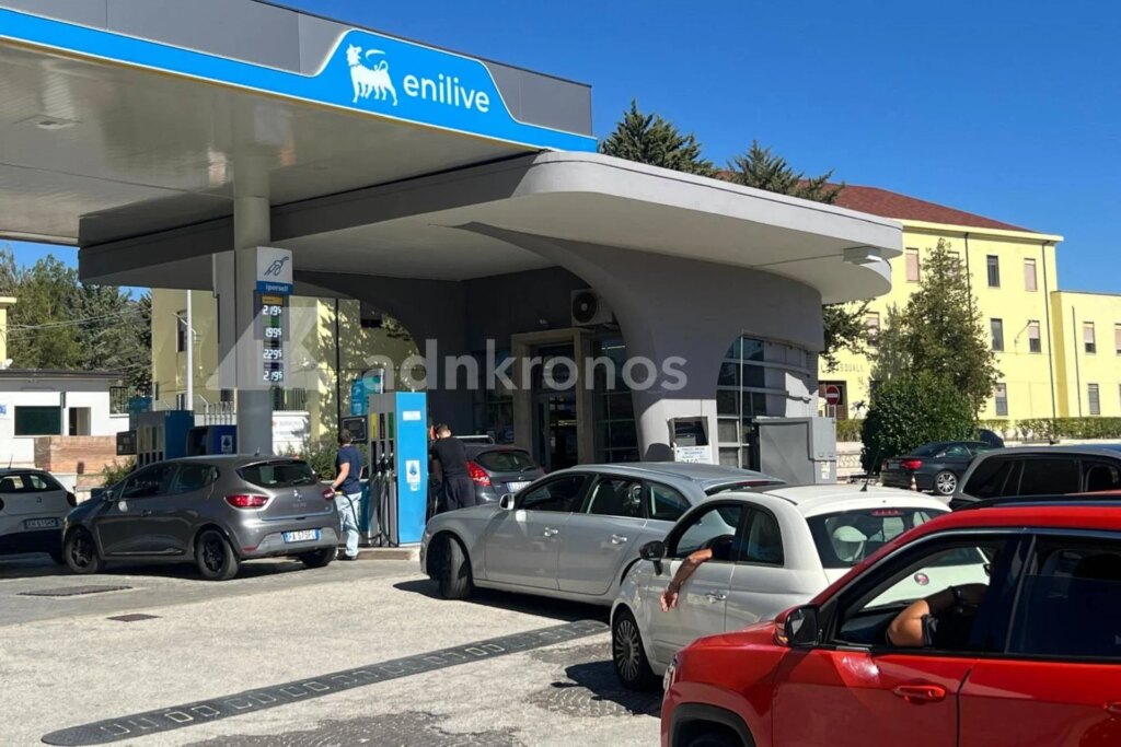 Essence et diesel, les prix en baisse : le plafond Eni et le nouveau price cap IP