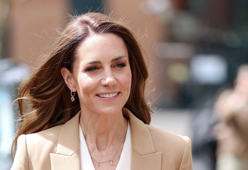 La princesse Kate Middleton la surprend à l'hôpital où elle a soigné un cancer, remercie les médecins et rencontre les patients