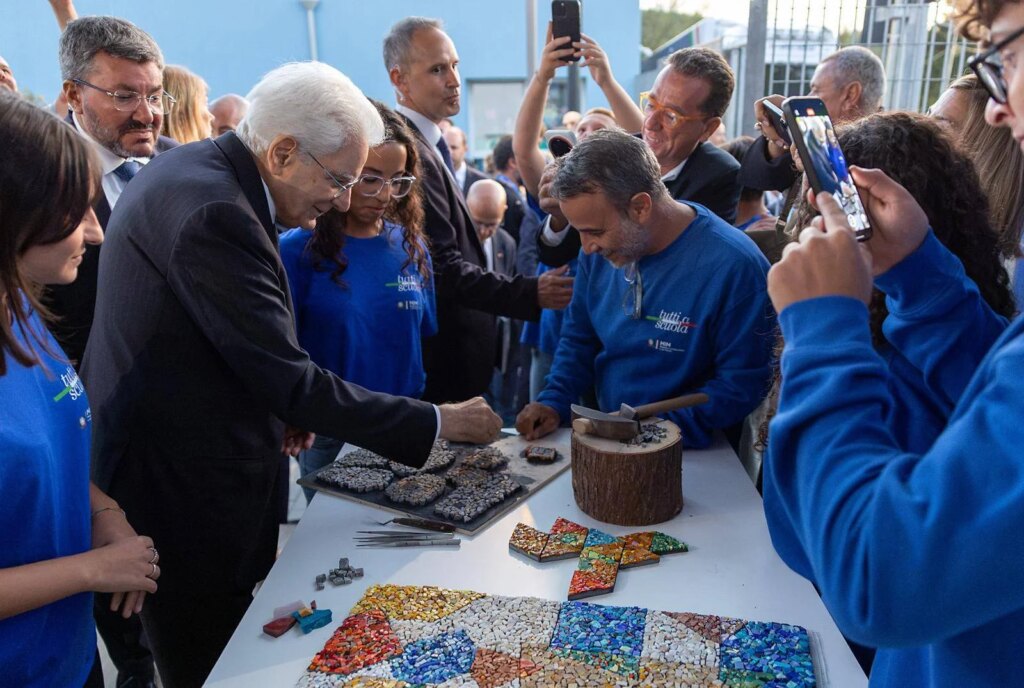 L'école, l'alerte de Mattarella "est un levier d'intégration" : pendant ce temps, le gouvernement travaille à limiter les étrangers et à arrêter la burqa en classe