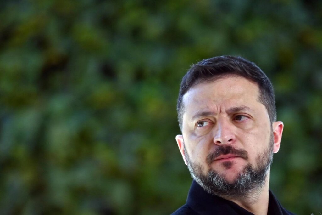 Ukraine, drone russe contre le quartier général de 007. Trump : « Nous apporterons un plan de paix à Poutine et Zelensky »
