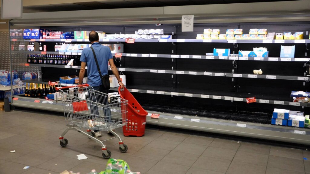 Chers carburants et camions en grève, l'alarme : "Avec le blocus, l'approvisionnement des supermarchés et des magasins est menacé"