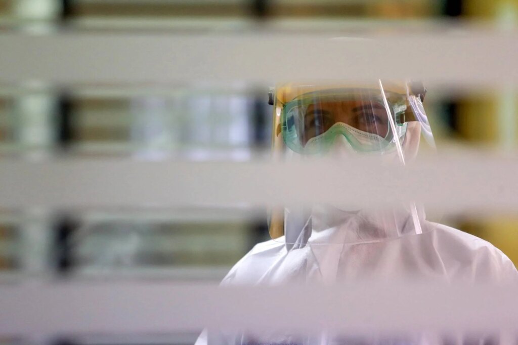 Covid, le virus est-il de nouveau en croissance en Europe ? L'expert : "Attention au nouveau PJ.2.1, c'est celui sous observation particulière"