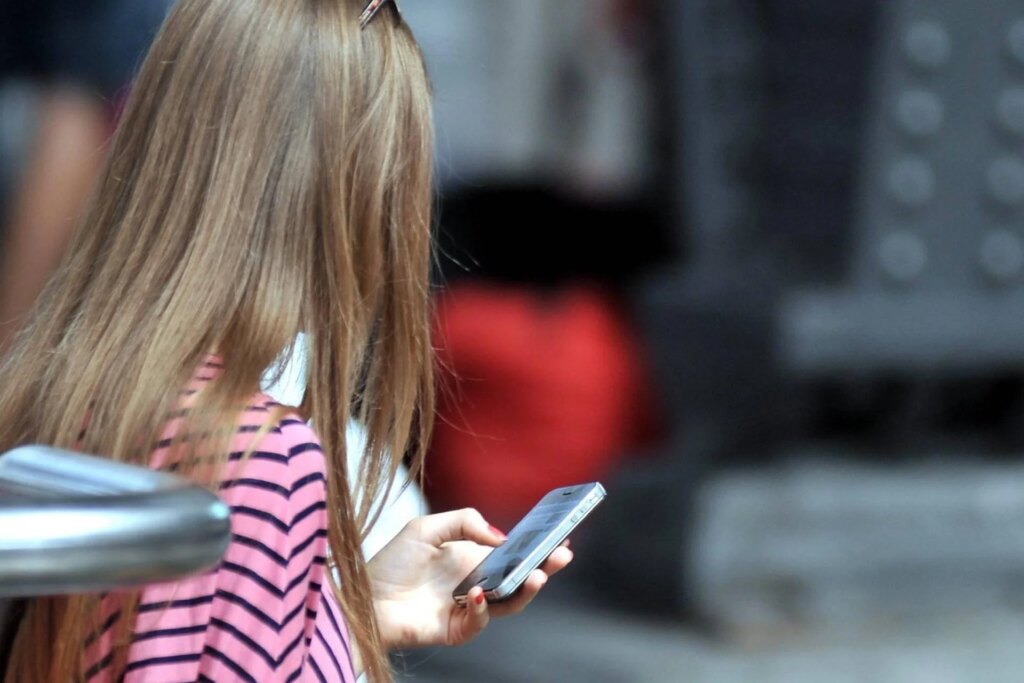 Douleur ou tension dans le cou, les épaules et le haut du dos, qu'est-ce que le « cou de texte » ou le cou de smartphone