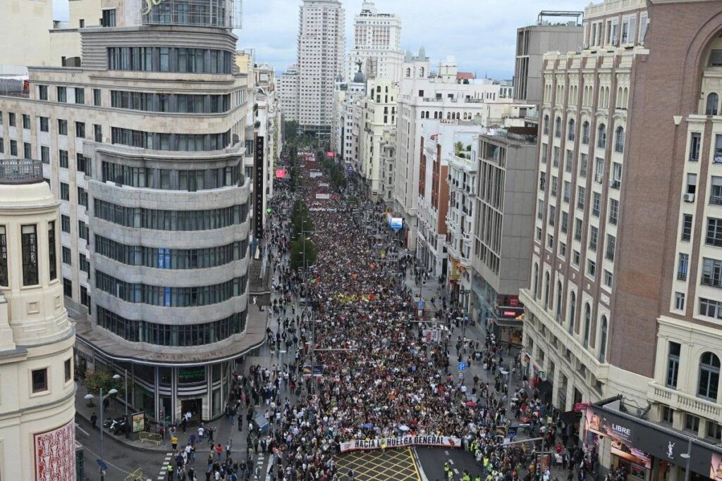 Espagne, des dizaines de milliers de personnes dans les rues pour le droit au logement. Le syndicat : « Bientôt une grève générale »