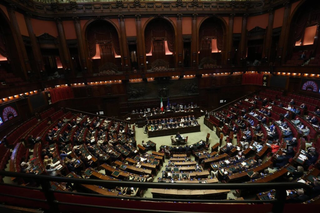 La Chambre est la cible de cyberattaques et est ciblée par les emails des parlementaires : celui de Meloni est également là