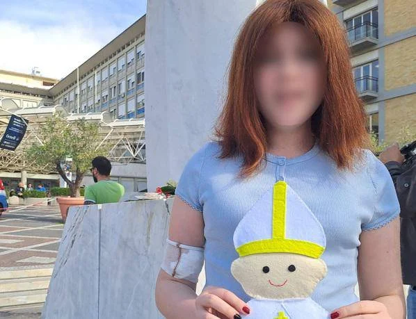 Le pape Varvara, 13 ans, lui offre un pontife miniature fait de couches : "Cela le protégera de la maladie"