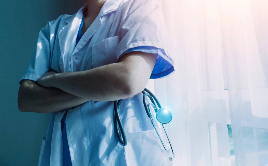 Les médecins fuyant le NHS, pour la première fois, les démissions volontaires dépassent les départs à la retraite