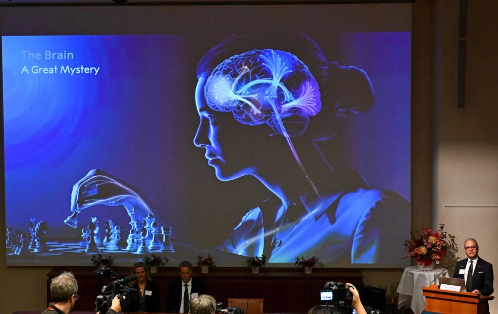 Une algue et une lumière bleue : c'est ainsi qu'est née la découverte qui a valu le prix Nobel de médecine 2026
